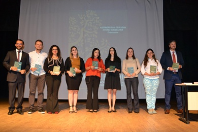 Os organizadores da obra e alguns dos autores presentes ao lançamento